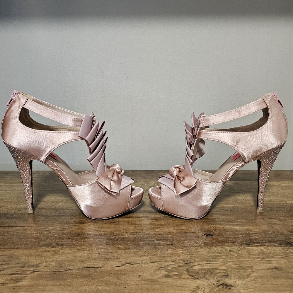 Betsey Johnson Iconnn-R Women's Blush Pink Satin Back Zip Bow Rhinestone Heels - Picture 6 of 14